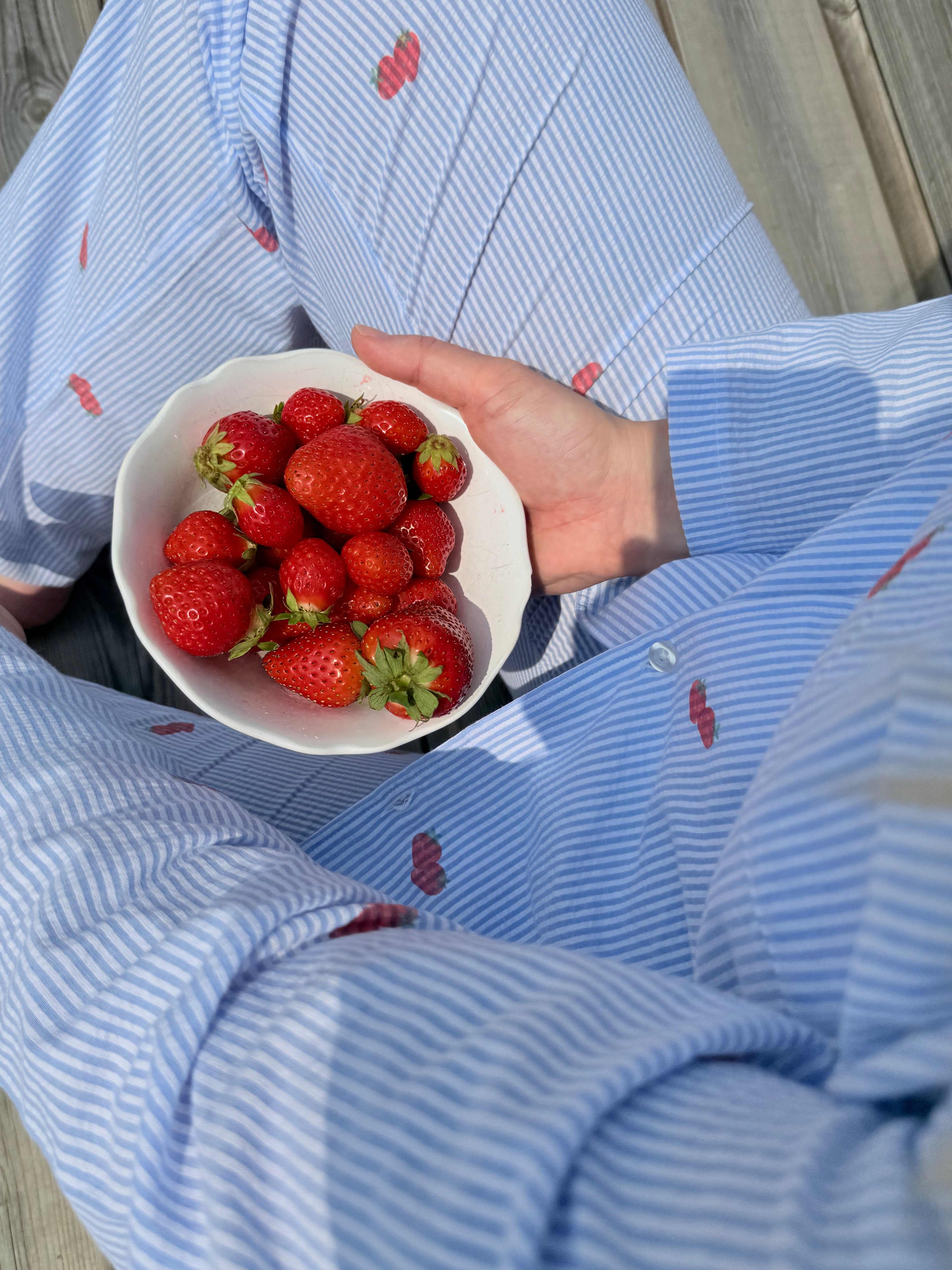 STRAWBERRY - STRIPED PYJAMAS SET WITH STRAWBERRIES IN BUCKET WAVE