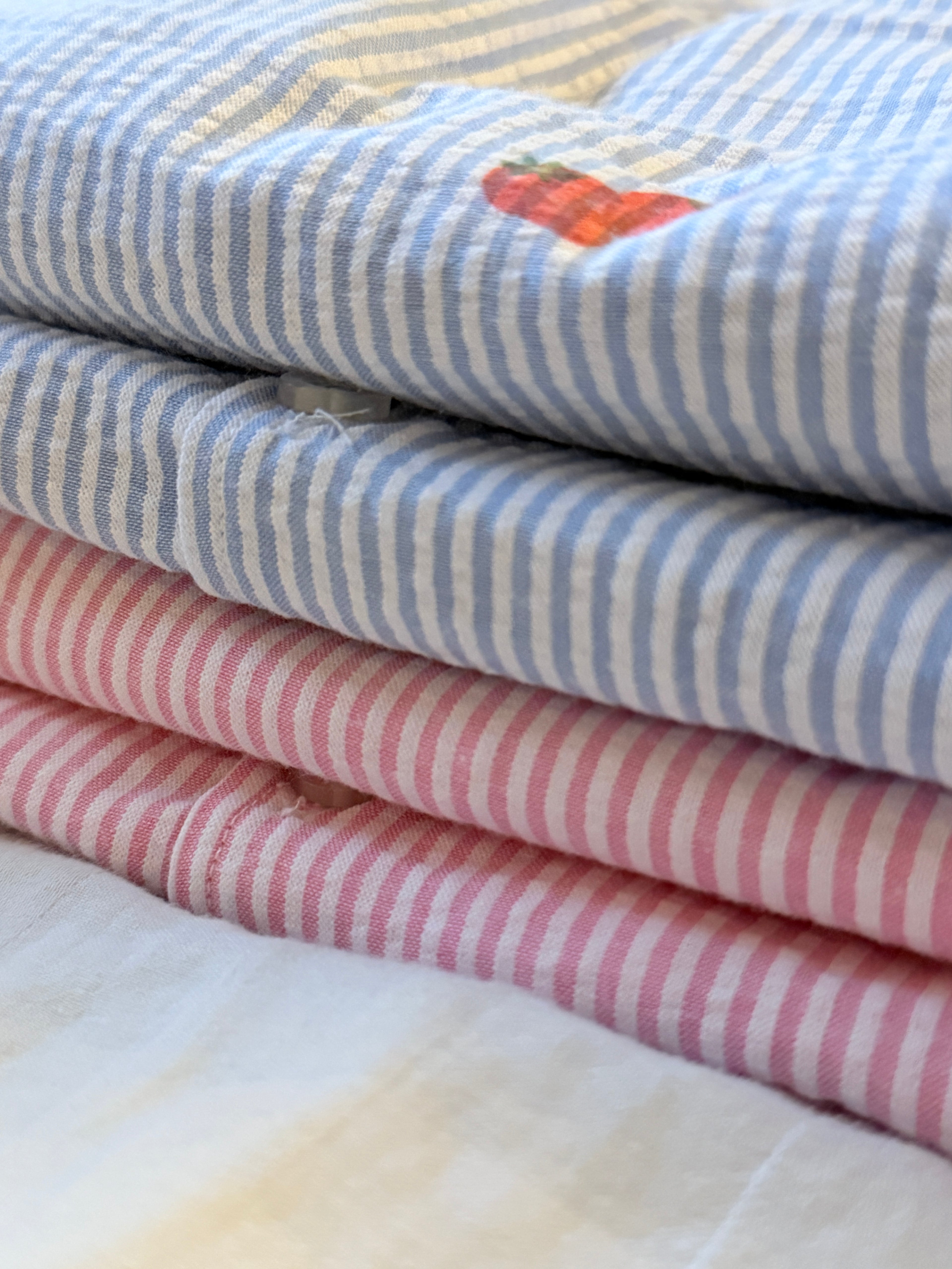 STRAWBERRY - STRIPED PYJAMAS SET WITH STRAWBERRIES IN BUCKET WAVE