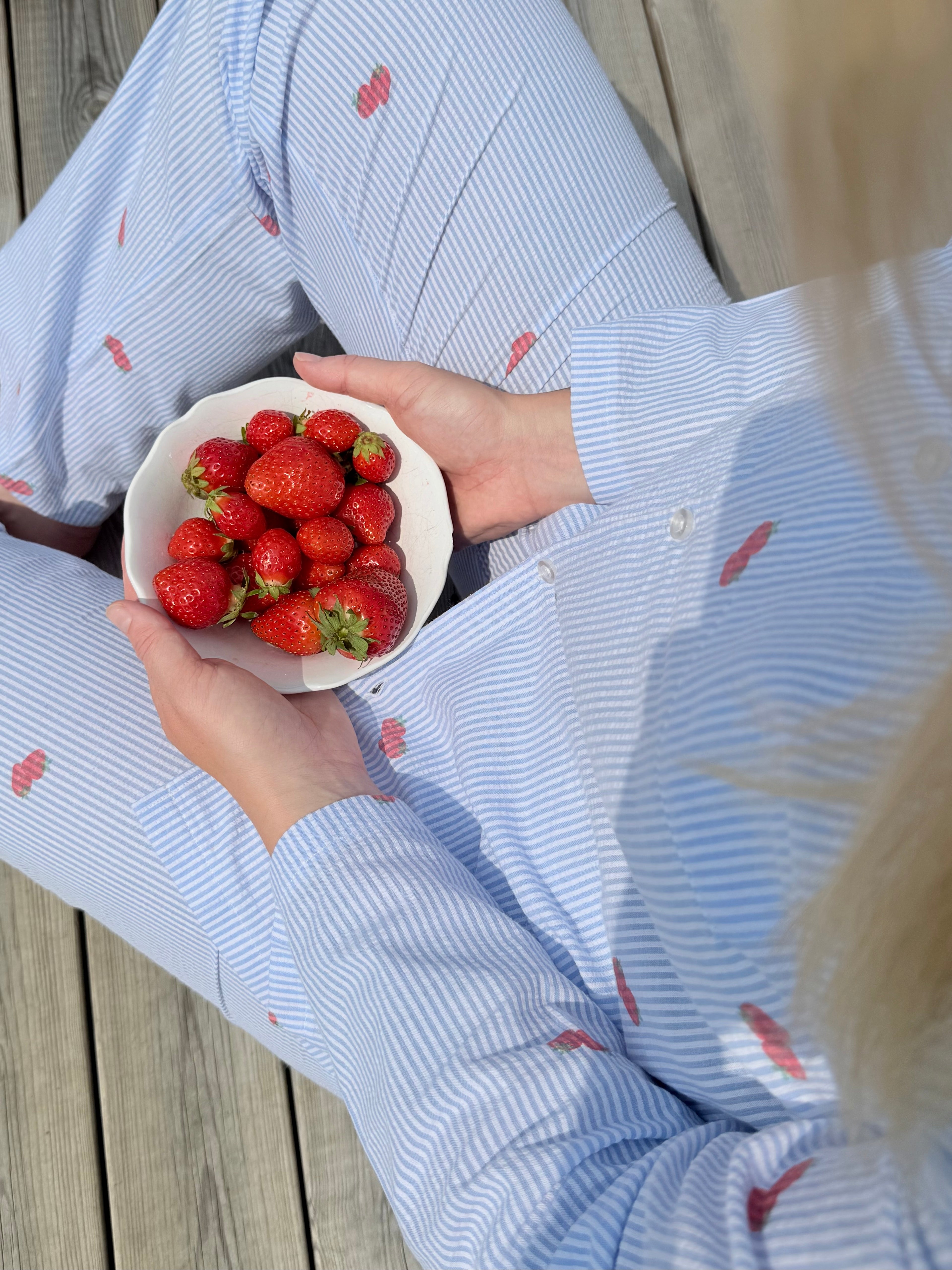 STRAWBERRY - STRIPED PYJAMAS SET WITH STRAWBERRIES IN BUCKET WAVE