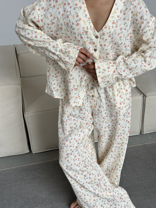 MATILDA - LYXIG BLOMMIG LÅNGÄRMAD PYJAMAS