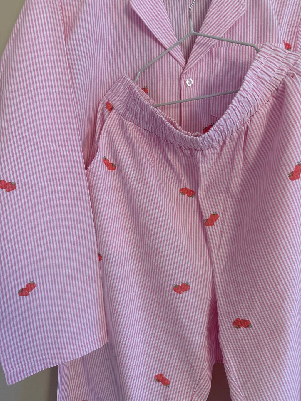 STRAWBERRY - STRIPED PYJAMAS SET WITH STRAWBERRIES IN BUCKET WAVE