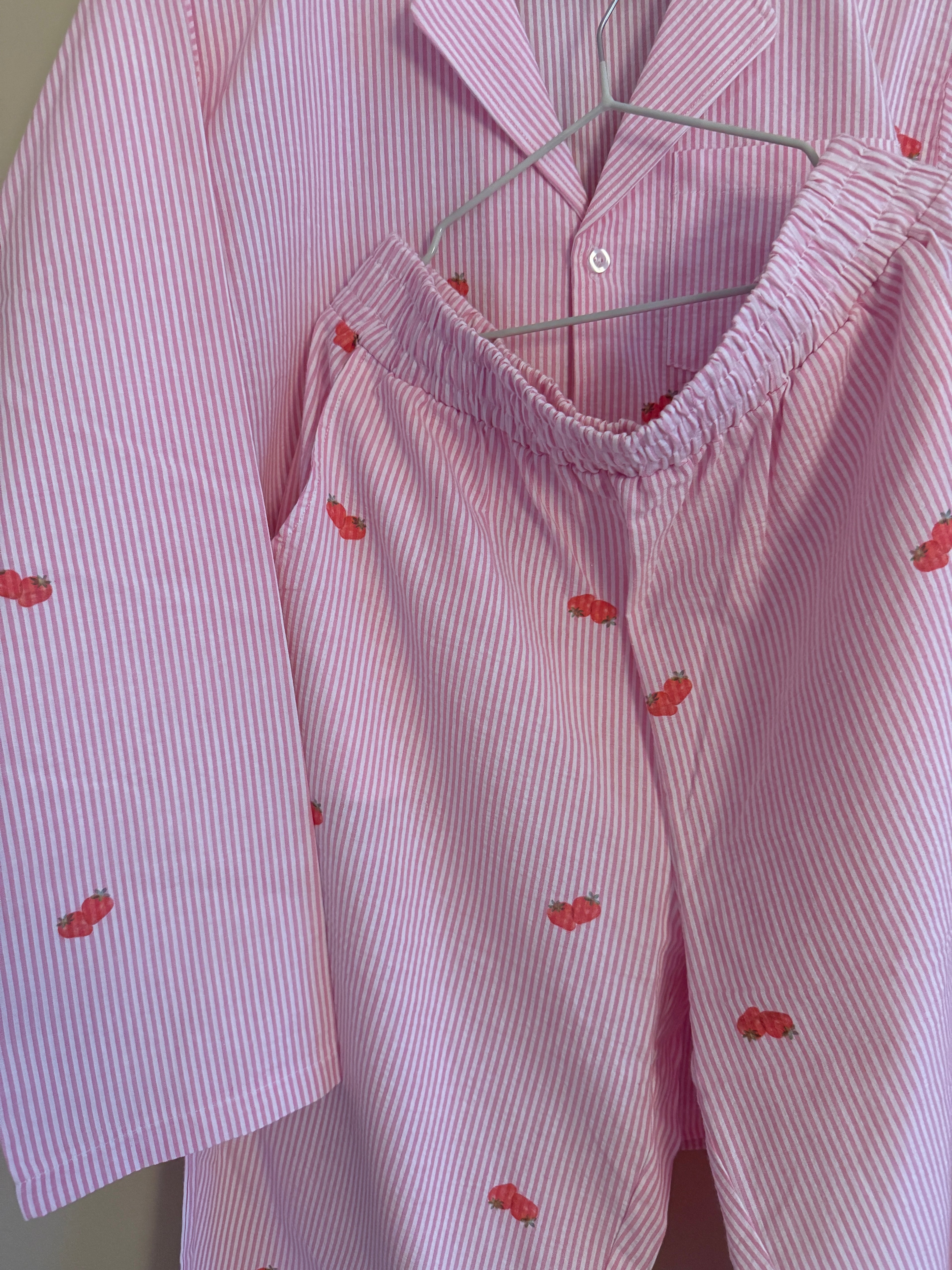 STRAWBERRY - STRIPED PYJAMAS SET WITH STRAWBERRIES IN BUCKET WAVE