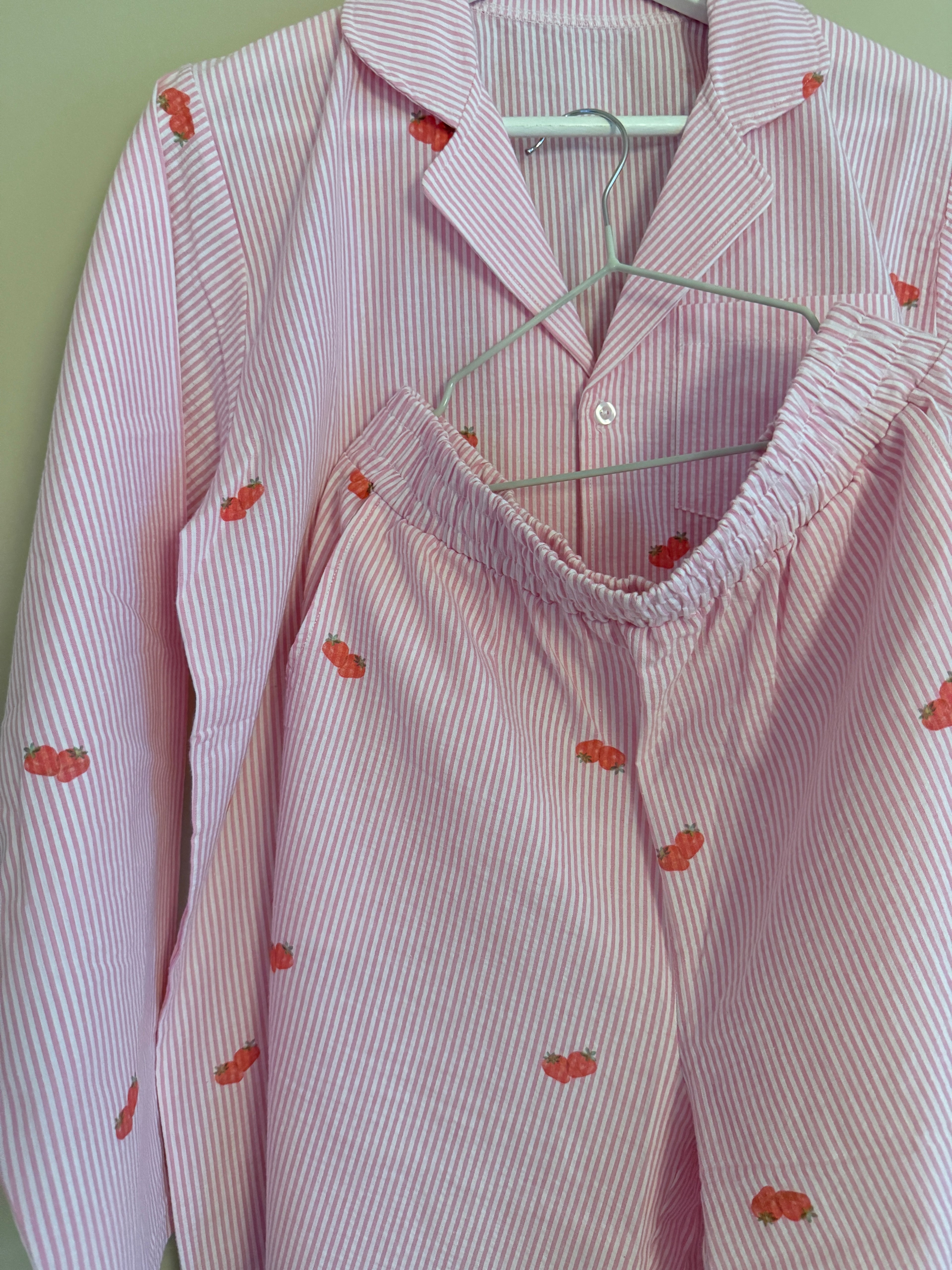 STRAWBERRY - STRIPED PYJAMAS SET WITH STRAWBERRIES IN BUCKET WAVE