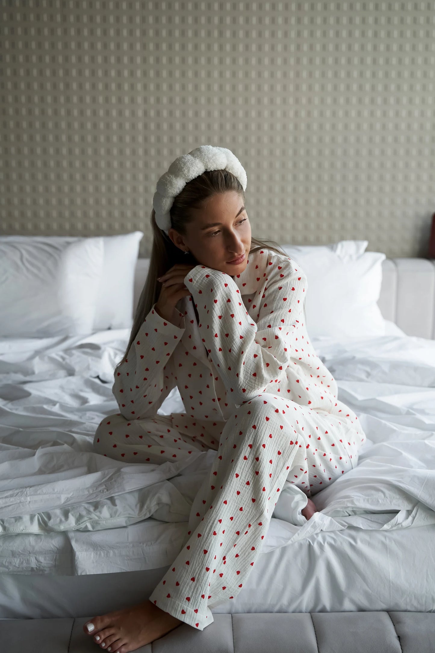 HOLLY - VIT LYXIG SÖT PYJAMAS MED SMÅ HJÄRTAN