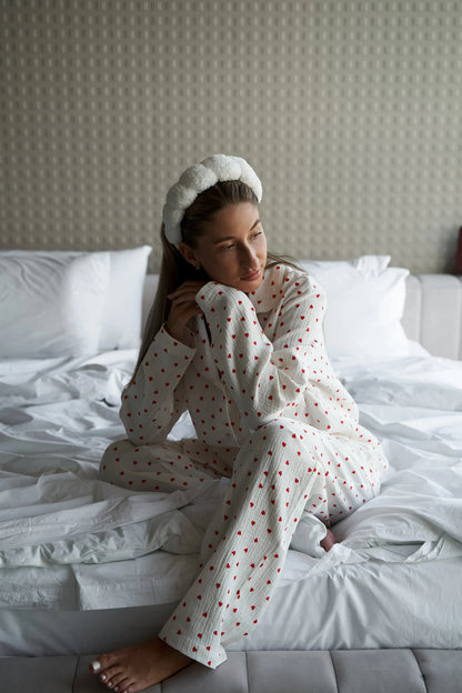 HOLLY - VIT LYXIG SÖT PYJAMAS MED SMÅ HJÄRTAN